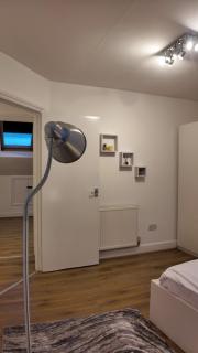 Luxury 4 Bedroom with Patio - 10 min from Westfield HR3 - Londra - 2