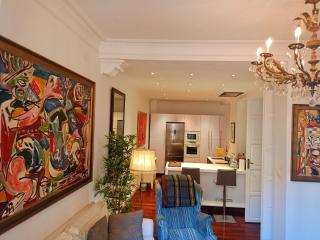 Small stylish room with comfortable queen-size bed in very large, beautifully decorated shared flat in the historic centre of Malaga - 9