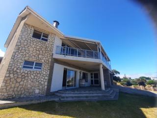 85 on De Villiers Street - 9