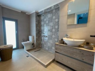 Charaki Sea Breeze Modern Studio with a Refreshing Balcony View - Haraki - 6