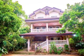 Spacious Family House in Tagaytay with Billiards, Garden, and Courtyard - 2