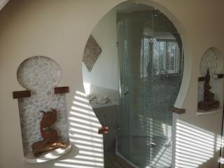 Modern Cozy Asian Style bedroom with Kingsize Spa bath - 7