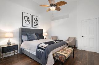 Waterfront Villa with Pool Hot Tub Lounge area - 6