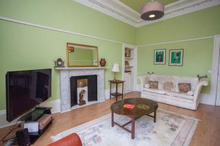 Spacious 4-Bedroom Retreat in Glasgow City - Glasgow - 9