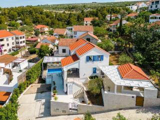 4 Bedroom Villa, Heated Pool, Bay View, Milna - Milna - 4