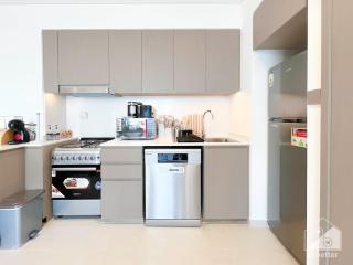 Grande Luxury 1B With Balcony & City Views - 8