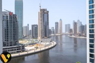 Vogue DAMAC Maison Prive Balcony & Pool with Canal View Prime Business Bay Location, Steps from Downtown & Burj Khalifa - 5