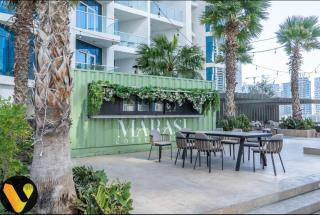 Vogue DAMAC Maison Prive Balcony & Pool with Canal View Prime Business Bay Location, Steps from Downtown & Burj Khalifa - 6