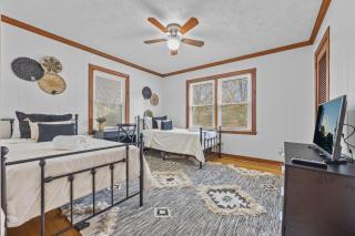 Serene Large Backyard with Patio - Decatur - 6
