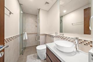 beautiful canal view 1-bedroom apartment in the heart of business bay - Dubai - 5