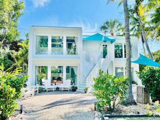 Hidden Gem Duplex in Heart of Islamorada Sleeps 8 - 9