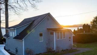 Lakefront Cottage in Colchester - 2