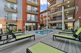Landing at Lofts at Sylvan Thirty - 2 Bedrooms in West Dallas - Dallas - 2