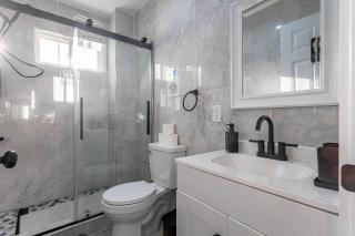 The Modern Retreat 4BR 2BA Near NYC and Airport - 7