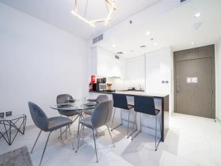 Luxury Lagoon-Side Living 1-Bed in District One - 7