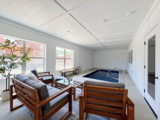Splendid 2Cabins Sleeps 28 Pool Hot Tub More - 0