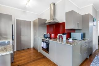 The Croft 4 BR Bungalow with Air-Con and Parking - Auckland - 1