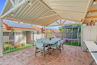 Spacious family home, pool, epic backyard - Perth - 5