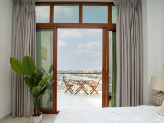 Chic Waterfront Studio in Palm Views West - 9