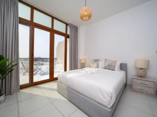 Chic Waterfront Studio in Palm Views West - 4