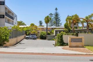 Cosy 2BR in Scarborough with Pool - 6