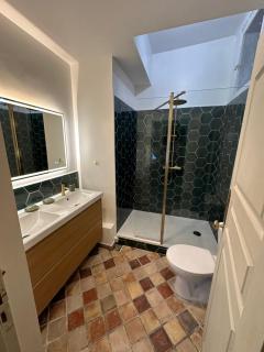 PLACE DU PALAIS DES PAPES 3 chambres Parking Climatisation 3 Salles de bain - 2