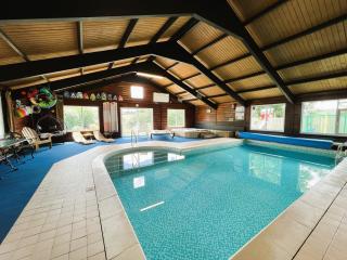 Hop Loft-Barn Conversion, with access to Pool & Hot Tub-at Fox Valley Cottages - 9