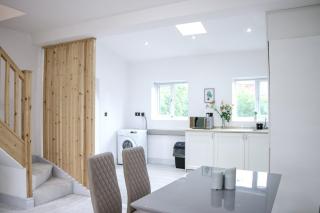 Three Bedroom House by Brookland Stays Serviced Accommodation Short Lets Manchester with Free WiFi - Bradshaw - 9