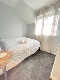 Cosy 4 Bed Apt by Telford Centre - Dawley - 2