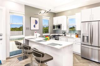Dreamy Suite Getaway with Pool and Beach Access - 7