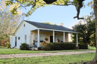 Foster Mound Cottage - Perfect for a Cozy Getaway with 2 Bedrooms and Pet-Friendly Amenities! - Natchez - 9