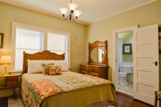 Foster Mound Cottage - Perfect for a Cozy Getaway with 2 Bedrooms and Pet-Friendly Amenities! - Natchez - 3
