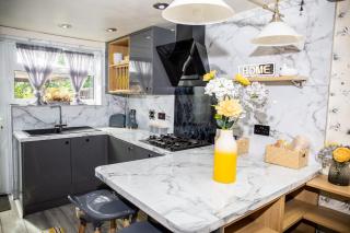 Cosy Cabin-Style Home - Work & Leisure - Fallings Park - 5