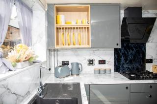Cosy Cabin-Style Home - Work & Leisure - Fallings Park - 4