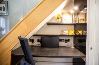Cosy Cabin-Style Home - Work & Leisure - Fallings Park - 2