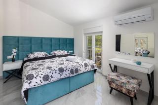 VILLA PALAVRA - Apartments With Amazing Views and Shared Heated Pool - Trogir - 5