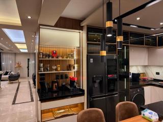 Luxury Renovated 3 bedroom Apt - 2