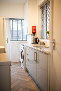 Detached Property With Secure Compound Parking - Grimsby - 5