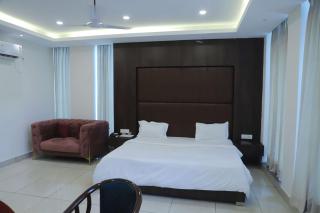 Hotel Veera - - 5