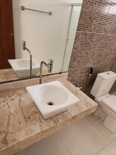 Suíte com Banheiro Privativo, Ar-Condicionado a 5 minutos da Praia! - 1