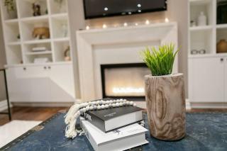 Cozy & Stylish 2br W Hot Tub & Fireplaces - Mississauga - 9