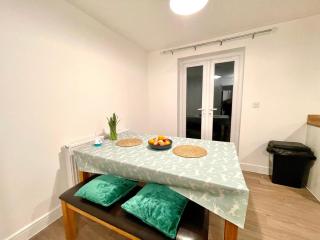 Churchill House 3 Bedroom Sleeps 6 Free Parking - Down Hatherley - 9