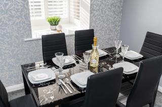 Cozy 2 Bed Apartment - Ideal for Long Stays, Relocators & Contractors - Free Parking - Sleeps 2 - By Old Trafford & Salford University - 5