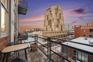Stylish Loft with City Views in Prime Location - 6