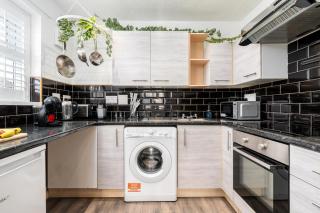 Cozy 2 Bed Apartment - Ideal for Long Stays, Relocators & Contractors - Free Parking - Sleeps 2 - By Old Trafford & Salford University - 7