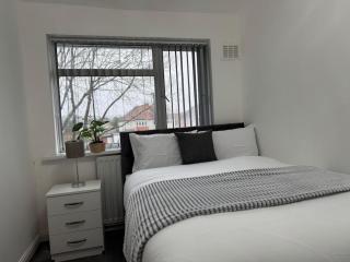 4 Beds House for Families & Contractors with Free Parking - 9