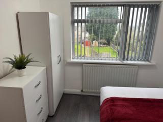 4 Beds House for Families & Contractors with Free Parking - 8