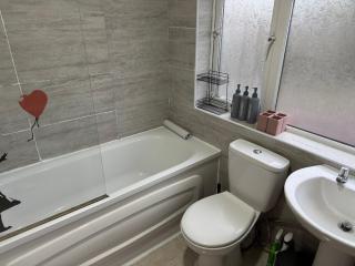 4 Beds House for Families & Contractors with Free Parking - 4