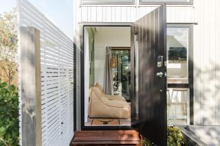 Papamoa Beach Getaway, Cosy Tiny Home with Spa - 1