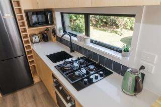 Papamoa Beach Getaway, Cosy Tiny Home with Spa - 6